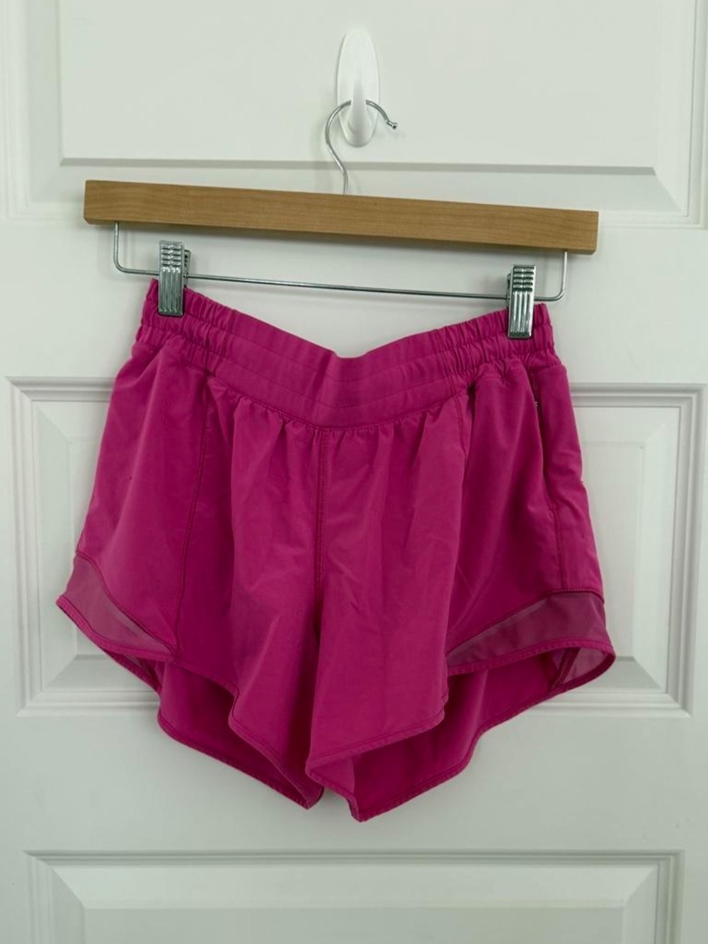 lululemon athletica Hotty Hot shorts sz 8 Shorts.. good condition